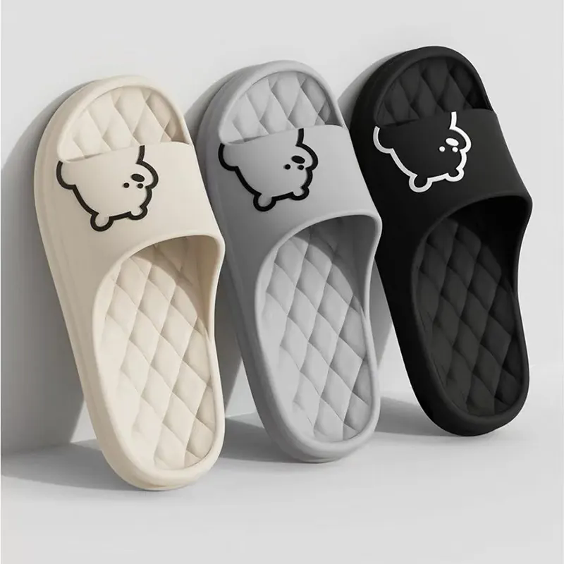 उबदार घरातील राहण्यासाठी गोंडस अस्वल चप्पल का बनले आहेत?